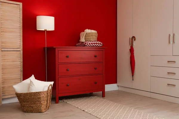 Habitación moderna interior con cómoda roja —  Fotos de Stock