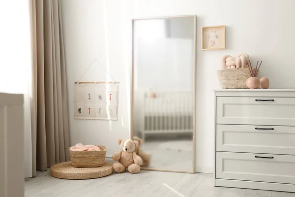 Όμορφο εσωτερικό παιδικό δωμάτιο με λευκό συρταριέρα — Φωτογραφία Αρχείου