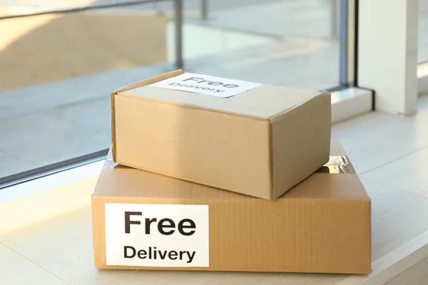 Pencere Pervazında Ücretsiz Teslimat Etiketli Paketler Kurye Servisi — Stok fotoğraf