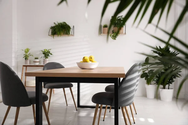 Quinces Mûrs Sur Table Bois Dans Chambre Décorée Plantes Pot — Photo