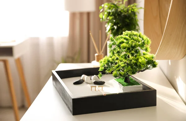 Beau Jardin Zen Miniature Sur Table Blanche Intérieur — Photo