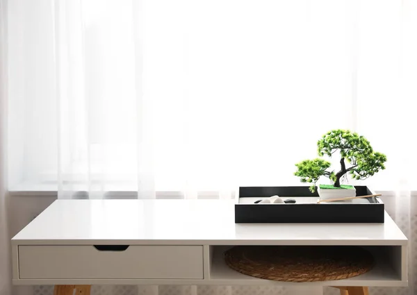 Beau Jardin Zen Miniature Sur Table Blanche Intérieur — Photo