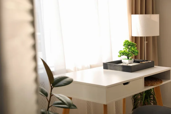 Beau Jardin Zen Miniature Sur Table Blanche Intérieur — Photo