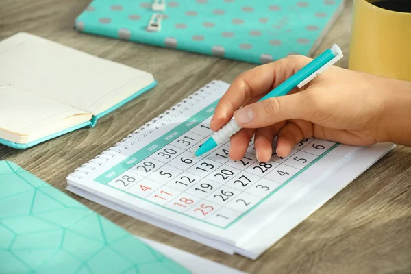 Frau Markiert Datum Kalender Holztisch Nahaufnahme — Stockfoto