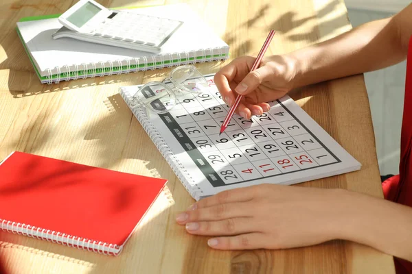 Frau Markiert Datum Kalender Holztisch Nahaufnahme — Stockfoto