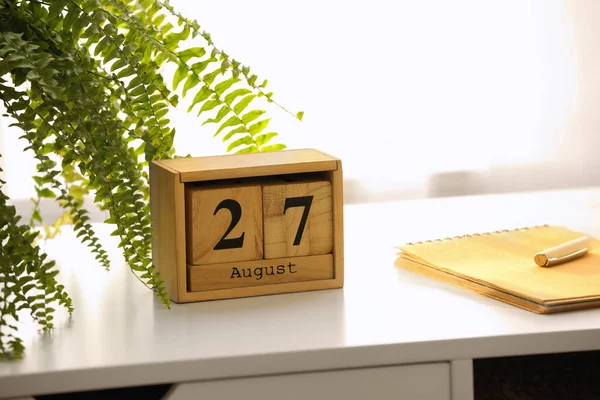 Blocco Legno Calendario Pianta Tavolo Bianco All Interno — Foto Stock