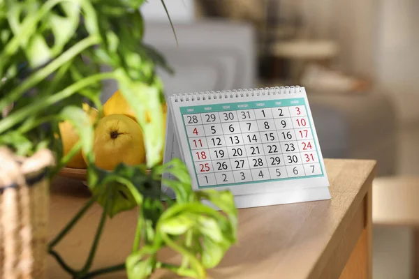 Бумажный Календарь Тарелка Грушами Деревянном Столе Помещении — стоковое фото