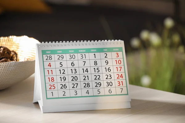 Papieren Kalender Lichte Houten Tafel Binnen — Stockfoto