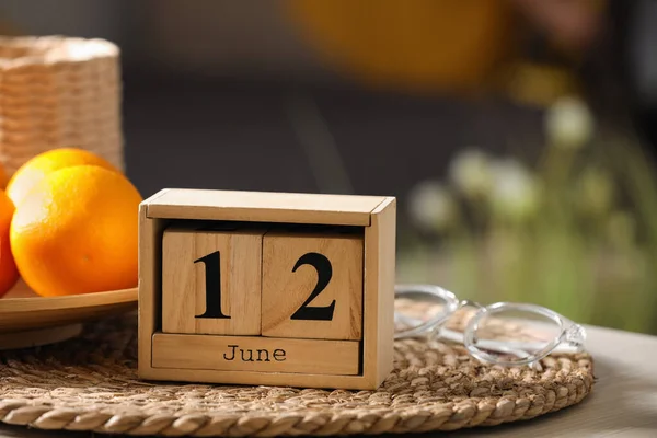 Houten Blokkenkalender Vruchten Rieten Mat Binnen Close — Stockfoto