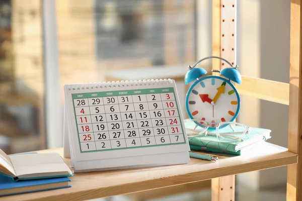 Бумажный Календарь Будильник Деревянной Полке Помещении — стоковое фото