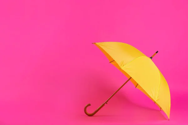 Beau Parapluie Jaune Sur Fond Rose Espace Pour Texte — Photo
