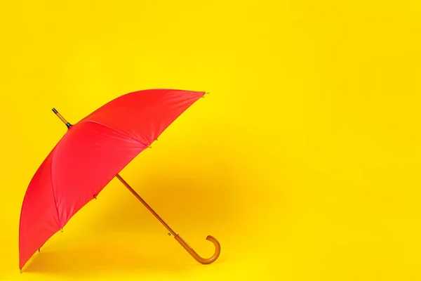 Beau Parapluie Rouge Sur Fond Jaune Clair Espace Pour Texte — Photo