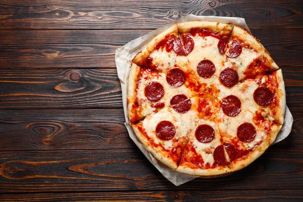 Horká Lahodná Feferonková Pizza Dřevěném Stole Výhled Shora Mezera Pro — Stock fotografie