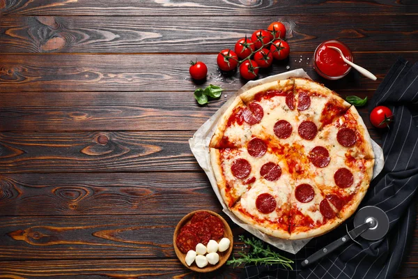 Composição Leigos Plana Com Pizza Pepperoni Quente Mesa Madeira Espaço — Fotografia de Stock