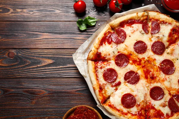Composição Leigos Plana Com Pizza Pepperoni Quente Mesa Madeira Espaço — Fotografia de Stock