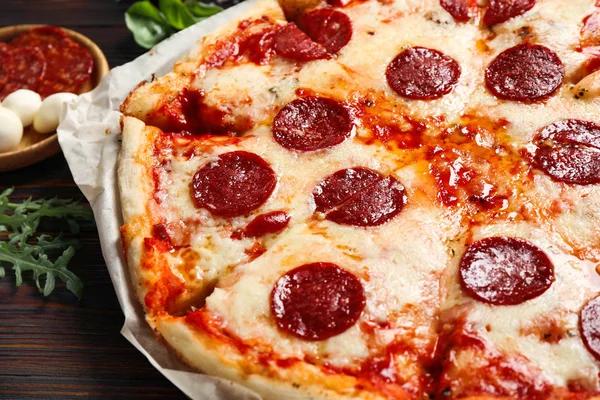 Pizza Pepperoni Deliciosa Quente Mesa Close — Fotografia de Stock
