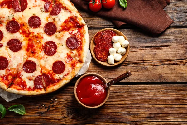 Composição Leigos Plana Com Pizza Pepperoni Quente Mesa Madeira — Fotografia de Stock