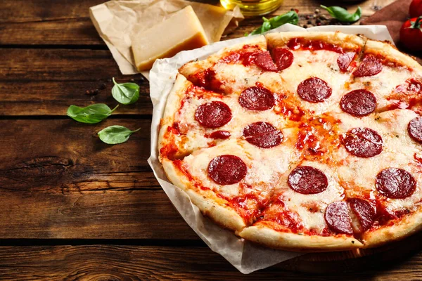 Pizza Pepperoni Deliciosa Quente Mesa Madeira — Fotografia de Stock