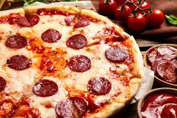 Pizza Pepperoni Deliciosa Quente Mesa Close — Fotografia de Stock