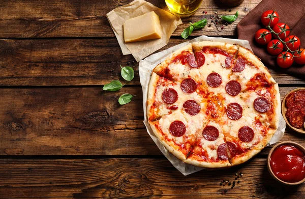 Composição Leigos Plana Com Pizza Pepperoni Quente Mesa Madeira Espaço — Fotografia de Stock