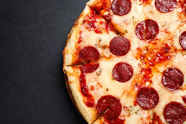 Pizza Picante Pepperoni Deliciosa Mesa Oscura Vista Superior Espacio Para — Foto de Stock