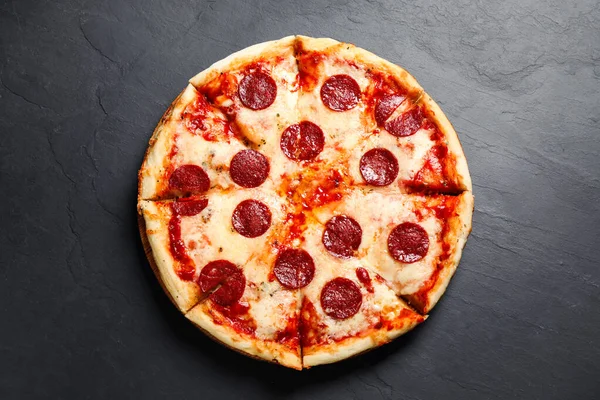 Pizza Picante Pepperoni Deliciosa Mesa Oscura Vista Superior — Foto de Stock