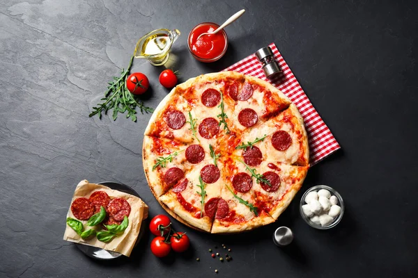 Composição Leigos Plana Com Pizza Pepperoni Quente Mesa Escura — Fotografia de Stock