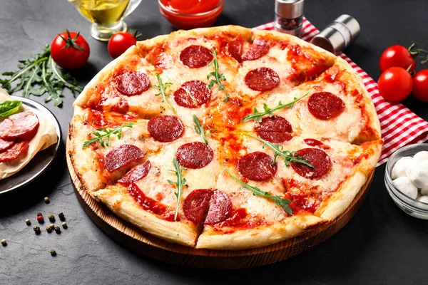 Pizza Pepperoni Deliciosa Quente Mesa Escura — Fotografia de Stock