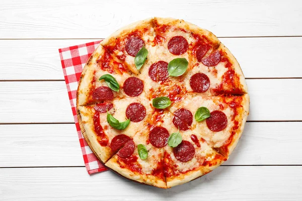 Pizza Pepperoni Deliciosa Caliente Mesa Madera Blanca Vista Superior — Foto de Stock
