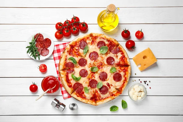 Flache Liegekomposition Mit Paprika Pizza Auf Weißem Holztisch — Stockfoto