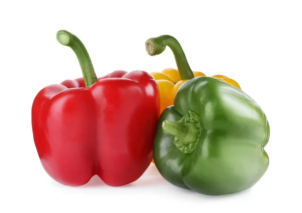 Φρέσκες ώριμες πιπεριές απομονωμένες σε λευκό — Φωτογραφία Αρχείου