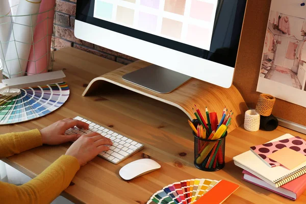 Designer Working Computer Wooden Table Closeup — Stock Photo, Image