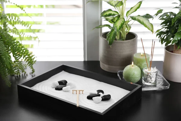 Beau Jardin Zen Miniature Bougies Bâtons Encens Sur Table Noire — Photo