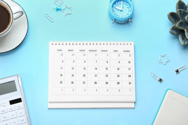 Composizione Laica Piatta Con Calendario Sfondo Azzurro — Foto Stock