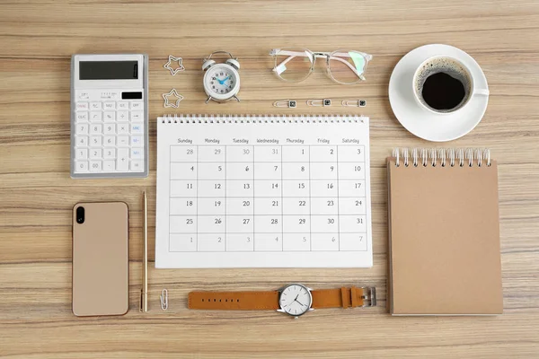 Flache Liegekomposition Mit Kalender Auf Holztisch — Stockfoto