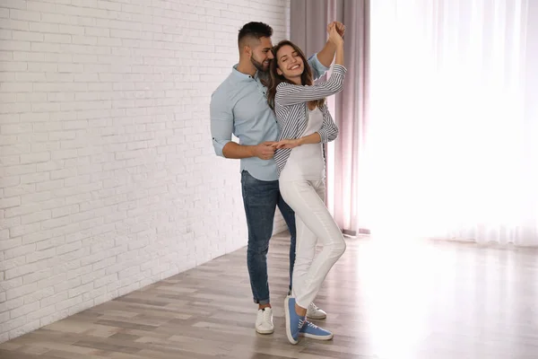 Preciosa pareja joven bailando juntos en casa — Foto de Stock