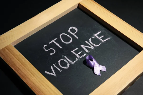 Chalkboard Purple Ribbon Phrase Stop Violence Black Background — Stock Photo, Image