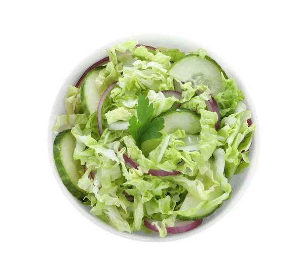 Schmackhafter Salat mit Kohl und Gurken isoliert auf weißem, top vi — Stockfoto