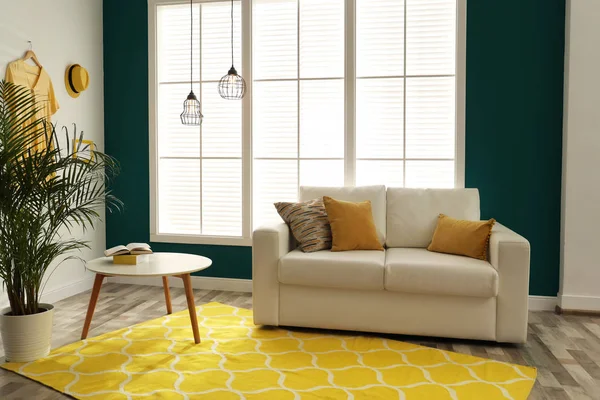 Modernes Bequemes Sofa Stilvollen Wohnbereich — Stockfoto