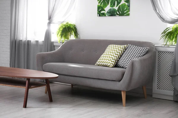 Nowoczesna Wygodna Sofa Stylowym Wnętrzu Domu — Zdjęcie stockowe