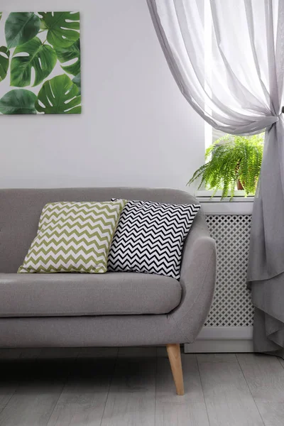 Modernes Bequemes Sofa Stilvollen Wohnbereich — Stockfoto