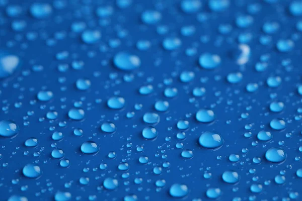 Вода Падає Синій Фон Вид Крупним Планом — стокове фото