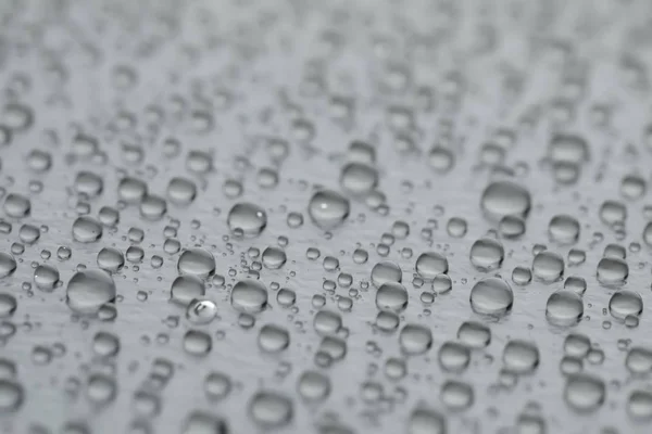 灰色背景下的水滴 — 图库照片