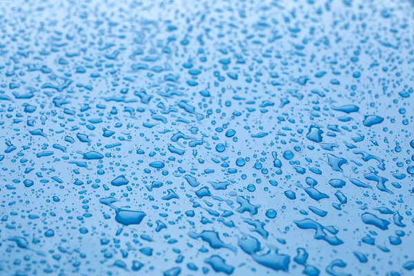 水は薄い青の背景に落ちます クローズアップビュー — ストック写真