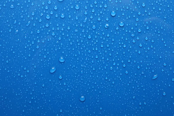 Vatten Droppar Blå Bakgrund Ovanifrån — Stockfoto