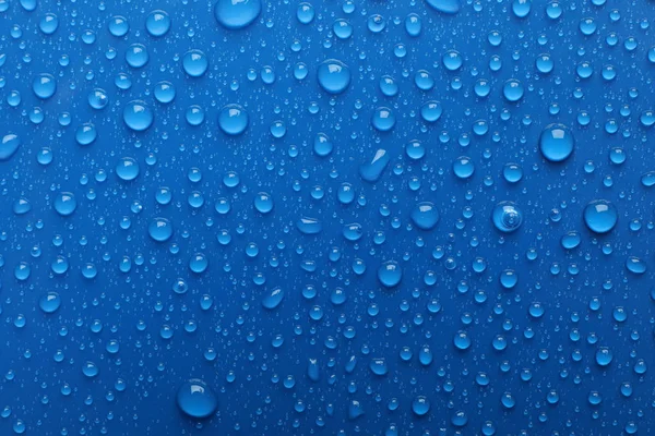 Gotas Agua Sobre Fondo Azul Vista Superior — Foto de Stock