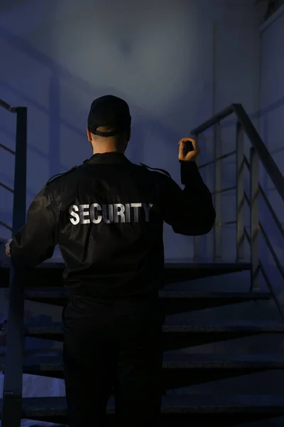 Gardien Sécurité Masculin Avec Lampe Poche Montant Les Escaliers Dans — Photo