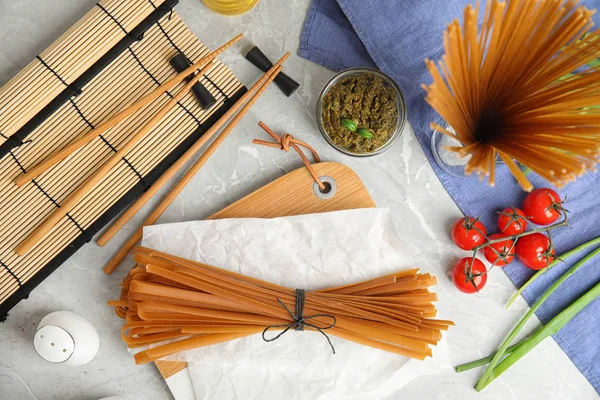 Composição Plana Com Macarrão Trigo Sarraceno Não Cozido Mesa Cinza — Fotografia de Stock