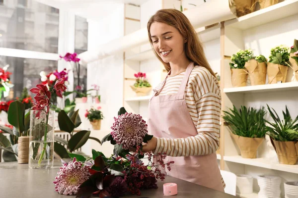 Floristería Haciendo Ramo Con Flores Frescas Mesa Tienda — Foto de Stock