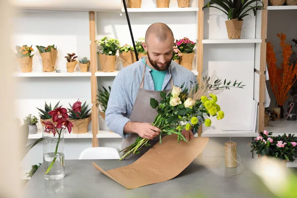 Floristería Haciendo Ramo Con Flores Frescas Mesa Tienda — Foto de Stock